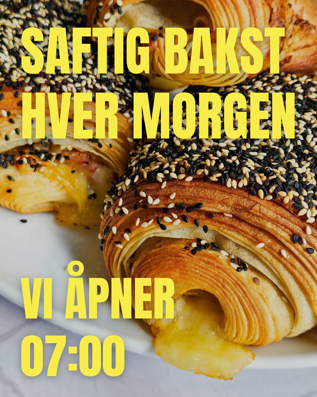 Innlegg for et bakeri: croissanter med sesamfrø og teksten Saftig bakst hver morgen, vi åpner 07:00