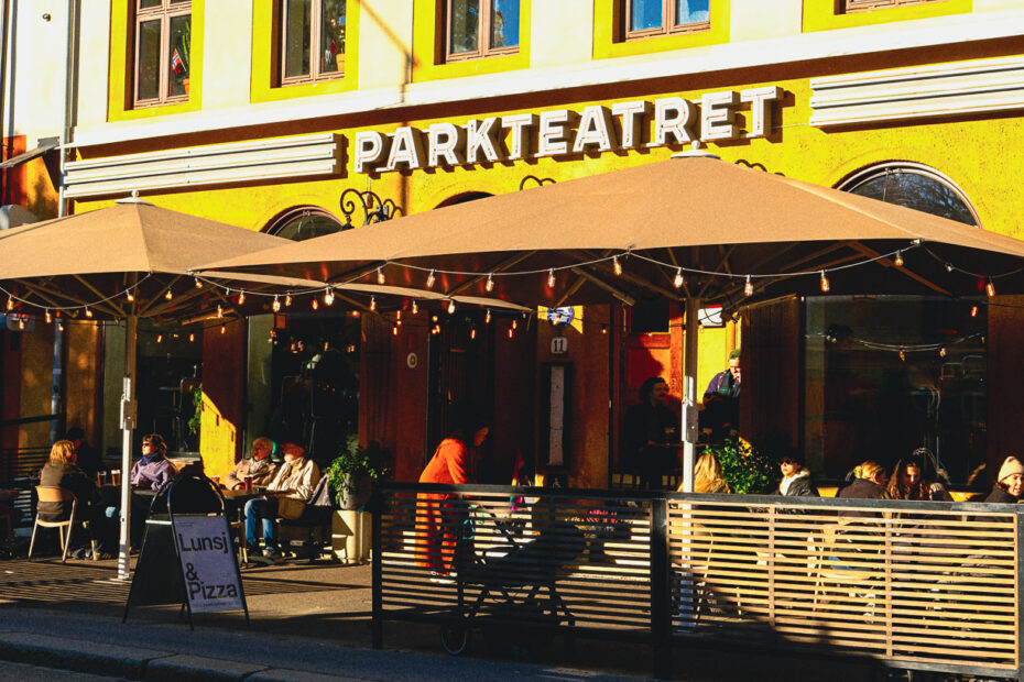 Parkteatret i sollys med full uteservering