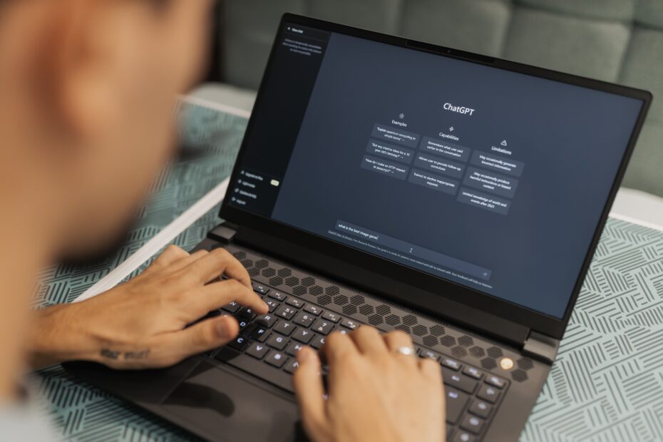 ChatGPT grensesnitt vist på en laptop